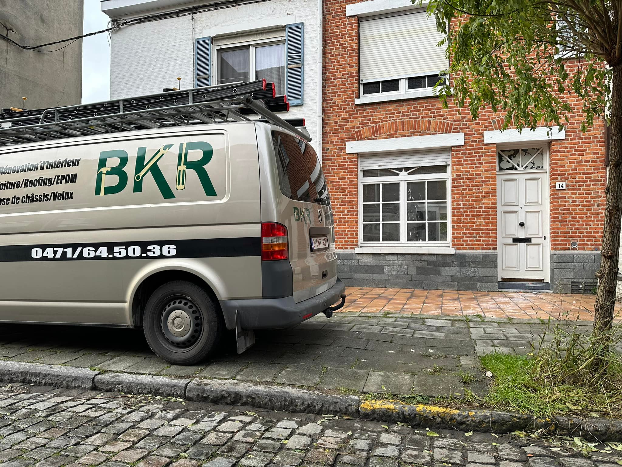 L'équipe BK Rénovation et leur camionnette